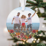 Ornamento Vintage Tropical Mele Kalikimaka Foto de Natal<br><div class="desc">Ornamento de fotos de natal no estilo havaiano,  com uma fotografia favorita com cobertura escura na parte inferior,  a saudação de Natal havaiana 'Mele Kalikimaka' em elegante tipografia de escrita de caligrafia branca,  decorada com flores tropicais vintage e folhagem botânica e seu nome.</div>