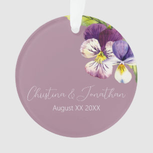 Ornamento Violetas Românticas em Aquarela sobre Roxo