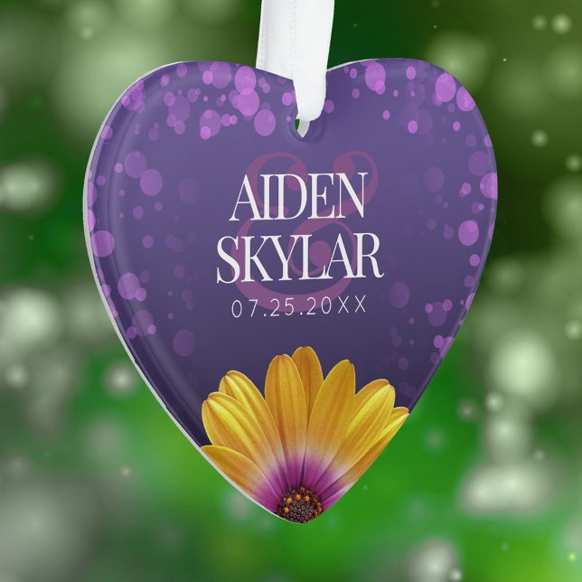 Ornamento Visitas de Ouro Elegante com Casamento de Literatu (Elegant Golden Daisies with Purple Glitter Wedding Acrylic Ornament Cover Photo.)