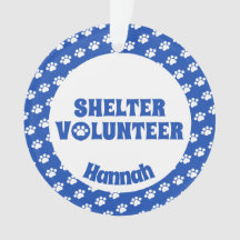 Voluntário azul do abrigo