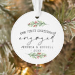 Ornamento Winter Greenery Primeira Foto de Natal Envolvida<br><div class="desc">Celebre seu primeiro Natal como um casal comprometido com este adorno charmoso e festivo. A design redonda apresenta "o nosso primeiro Natal engajado" em letras modernas e escritas, rodeadas por um verde de inverno e morangos vermelhos. Personalize com seus nomes e o ano e adicione sua foto favorita ao fundo....</div>