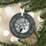 Ornamento Wreath de inverno | Primeiro Natal Casado<br><div class="desc">Um presente perfeito para recém-casados, este elegante Enfeites de natal acrílico apresenta fotos frontais e traseiras cercadas por uma coroa de folhas verdes escuras e minúsculas amoras brancas. "Nosso primeiro Natal como Sr. A & Sra." se curva no topo de cada foto, com o ano abaixo. Personalize este ornamento redondo...</div>