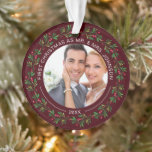 Ornamento Wreath Winter First Christmas como Sr. e Sra.<br><div class="desc">Um presente perfeito para as recém-casadas, este elegante Enfeites de natal acrílico apresenta fotos frontais e traseiras cercadas por uma coroa de verde de inverno e bagas vermelhas. "Primeiro Natal como Sr. e Sra." se curva no topo de cada foto, com o ano abaixo. Personalize este ornamento redondo com uma...</div>