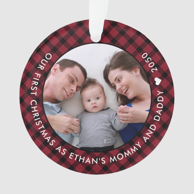 Ornamento Xadrez Vermelha Nosso Primeiro Natal como Mãe e Fo (Frente)