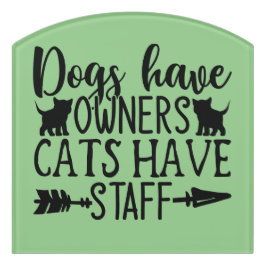 Os cães têm donos e os gatos têm funcionarios