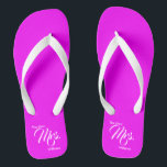 Os Chinelos da nova Sra. Magenta e do Casamento Br<br><div class="desc">Estes chinelos de casamento têm uma gravata magenta. Em letras brancas,  eles dizem "A Nova Sra." e têm um lugar para adicionar o novo nome da noiva.</div>