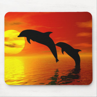 Os golfinhos que saltam o por do sol Mousepad