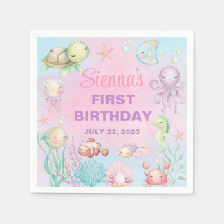 Os guardanapos de papel de aniversários de uma gar