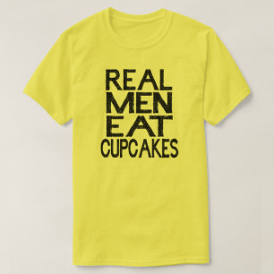Os homens reais comem a camisa dos cupcakes T
