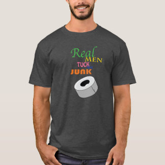 Os homens reais dobram sua camisa da sucata T!