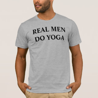 Os homens reais fazem o t-shirt da ioga