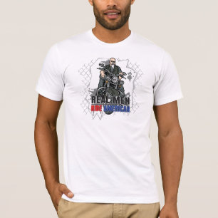 Os homens reais montam o t-shirt destruído