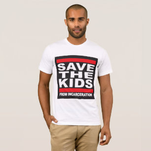 Os homens salvar a camisa dos miúdos