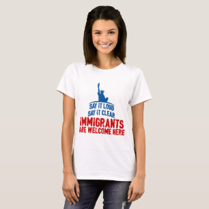 Os imigrantes dão boas-vindas ao t-shirt básico