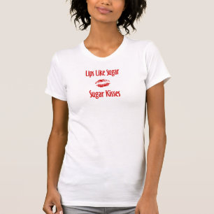 Os lábios como o açúcar beijam o t-shirt