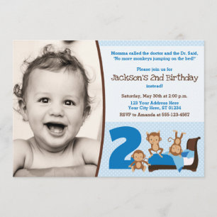 Os macacos que saltam no convite do aniversário da