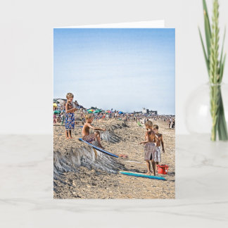 Os meninos lixam o cartão surfando dos elevadores