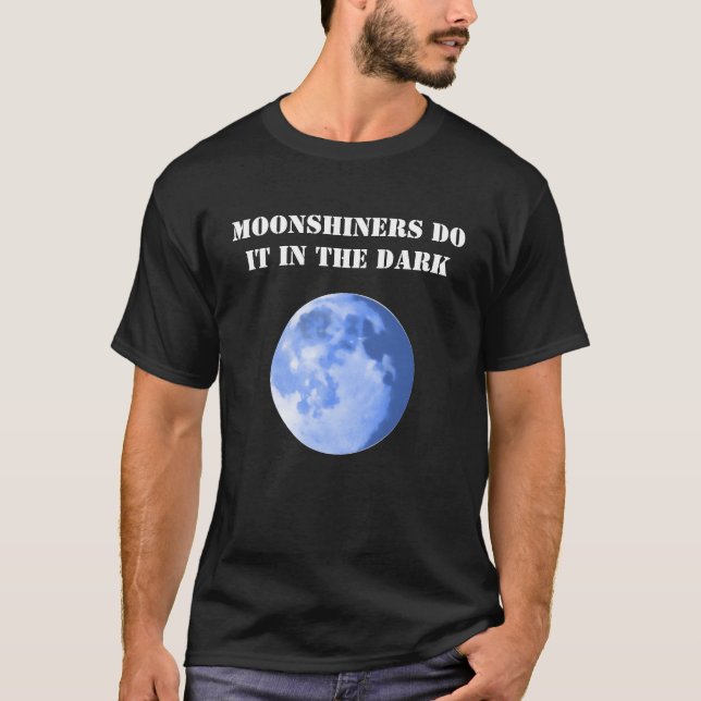 Os Moonshiners fazem-no nos t-shirt escuros (Frente)