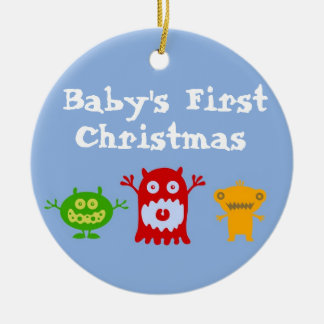 Os primeiros enfeites de natal do bebê pequeno dos