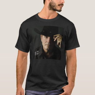 Os t-shirt básicos dos homens da ponta do chapéu