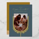 Ouro Elegante Hanukkah Menorah Arch Fotográfico Fe<br><div class="desc">Feliz Hanukkah, mande seus desejos de Chanucá para sua família e amigos com nosso lindo e elegante cartão com fotos de folha de ouro personalizável. Nossa design apresenta nossa bela vela menorah desenhada à mão e elementos de folha em folha de ouro decorando as bordas da armação da família. "Feliz...</div>