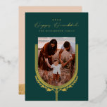 Ouro Elegante Hanukkah Menorah Arch Fotográfico Fe<br><div class="desc">Feliz Hanukkah, mande seus desejos de Chanucá para sua família e amigos com nosso lindo e elegante cartão com fotos de folha de ouro personalizável. Nossa design apresenta nossa bela vela menorah desenhada à mão e elementos de folha em folha de ouro decorando as bordas da armação da família. "Feliz...</div>