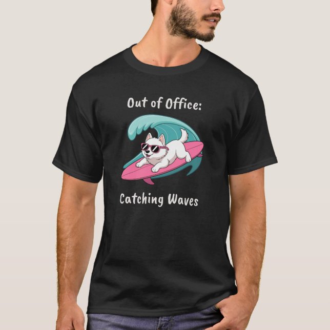 Out of Office - Catching Waves - Funny T-Shirt (Frente)