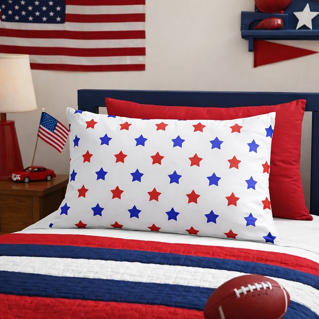 Padrão de Estrela Vermelha e Azul Patriótico (A pillowcase with a red and blue star pattern on a white background.)
