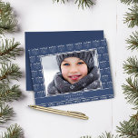 Padrão de Menorah Branco Azul de Orçamento Foto de<br><div class="desc">Cartão com fotos de Menorah Branca Azul e Rústica do Orçamento Hanukkah com um padrão festivo de menorras de férias e sua foto personalizada. **O nosso documento sobre o ORÇAMENTO é menor, mais leve e mais delicado, mas ainda é bonito! Não se esqueça dos envelopes!** Se você precisar de ajuda...</div>