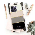Padrão de Stripes Modernas Chic com Nome<br><div class="desc">Cobrir seu telefone em um caso moderno com listras modernas em preto, cinza, rosa-pincelado e branco de casca-de-ovo cremosa. As linhas finas de ouro fino separam as cores no estilo do designer. Personalize com seu nome, monograma ou outro texto desejado. Você também pode excluir o nome de exemplo mostrado se...</div>