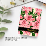 Padrão Floral Vermelho Elegante Adicionar Seu Nome<br><div class="desc">Esta caixa iPad foi projetada com flores vermelhas e folhas verdes em um fundo amarelo claro. Facilmente personalizável,  personalizou este modelo adicionando seu nome no espaço reservado fornecido. Proteja seu iPad com estilo e elegância agora.</div>