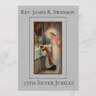 Padre com convite de prata do aniversário de Jesu