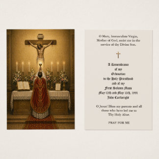 Padre elevando o cálice na Missa Latina Tradiciona