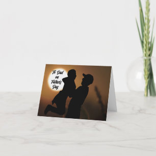 Padre segurando cartão de feriado de Dia de os pai