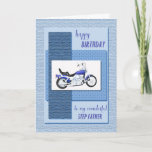 Pai da etapa, um cartão de aniversário com uma<br><div class="desc">Um ciclo de motor azul em um fundo azul abstrato. A parte dianteira diz "o feliz aniversario a meu pai maravilhoso da etapa". Um grande cartão para um entusiasta da bicicleta.
Um cartão de aniversário para um pai da etapa.</div>