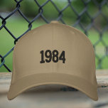 Pai do ano de nascimento bordado chapéu, Boné cast<br><div class="desc">Este Simples Pai de Nascimento de 1984, Hat Mínimo, Flexfit Brown Wool, Boné de Lã Castanho Flexfit é perfeito para pai de tendências e esportistas. 🦋 AVISO: o texto no verso. 🦋 Você pode personalizar facilmente o produto adicionando seu próprio ano e texto ("pai", "pai"... ) para torná-lo completamente exclusivo....</div>