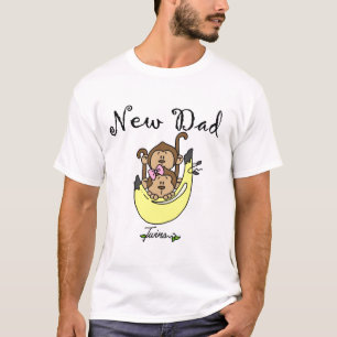 Pai dos gêmeos menino e o camiseta e os presentes