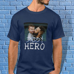 Pai Herói White Typografia Pai Foto T-Shirt<br><div class="desc">Pai Hero White Typografia Pai Foto T-Shirt. O texto está em fontes brancas simples desenhadas à mão. Adicione sua foto. Você pode transformar pai em pai,  papai,  Papá,  Papanicolau... </div>