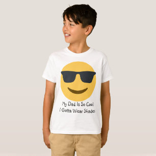 Pai legal Emoji que veste o t-shirt das máscaras