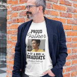 Pai Orgulhoso de um T-Shirt Formando 2023<br><div class="desc">Comportando-se com orgulho do sucesso das suas conquistas infantis! Então mostre a eles o quanto você está orgulhoso com essas t-shirts personalizadas da cerimônia de formatura,  com uma fotografia do seu filho,  o texto "orgulhoso pai de um formando de 2023",  seu nome e segundo grau/faculdade.</div>