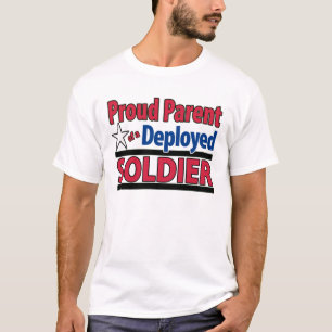 Pai orgulhoso de uma camisa distribuída do soldad