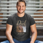 Pai Orgulhoso | Foto de T-Shirt<br><div class="desc">Pai moderno e orgulhoso de nossa camisa de formando, com uma foto do seu formando, e um texto de modelo que diz 'PAI PRONTO DO NOSSO FORMANDO, SEU NOME E CLASSE DE 20XX'. Os estilos de fonte, o tamanho e a cor podem ser alterados clicando no link personalizar depois de...</div>