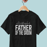 Pai Personalizado da Camiseta de Casamento do Groo<br><div class="desc">Trate o Pai do Chalé a esta Camiseta do Partido dos Solteiros - apenas adicione seu nome para que todos saibam quem ele é. Design gráfico original com o T em PAI vestindo uma gravata de arco de casamento. É esquisito como o seu pai.</div>