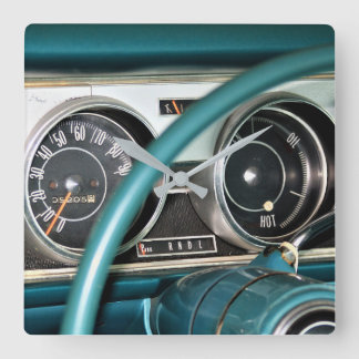 Painel de controle do carro clássico e relógio de