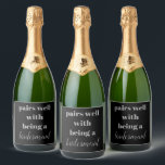 Pairs Bem sendo um presente de madrinha<br><div class="desc">pares bem como ser dama de honra, tipografia de tendências na moda, bonito casual, festa de caligrafia simples informal, vinheta de garrafa de vinho espumante, favor de festa de solteira de caixa de propostas, presente para sua apresentação quic moderna e elegante minimalista, casamento bonito preto e prata, champanhe de noiva...</div>