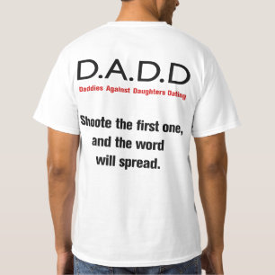 Pais contra as filhas que datam o t-shirt