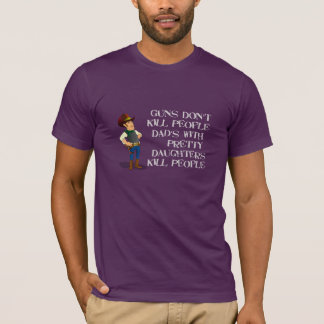 Pais engraçados com camisa das filhas