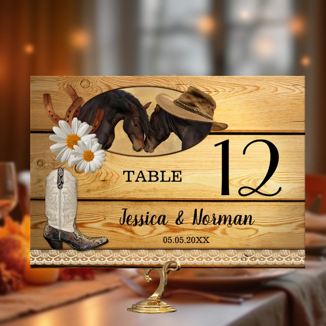 País Russo e Cartão de Número de Tabela Ocidental (Wedding table number card with a country and western theme, featuring two horses on rustic wood)