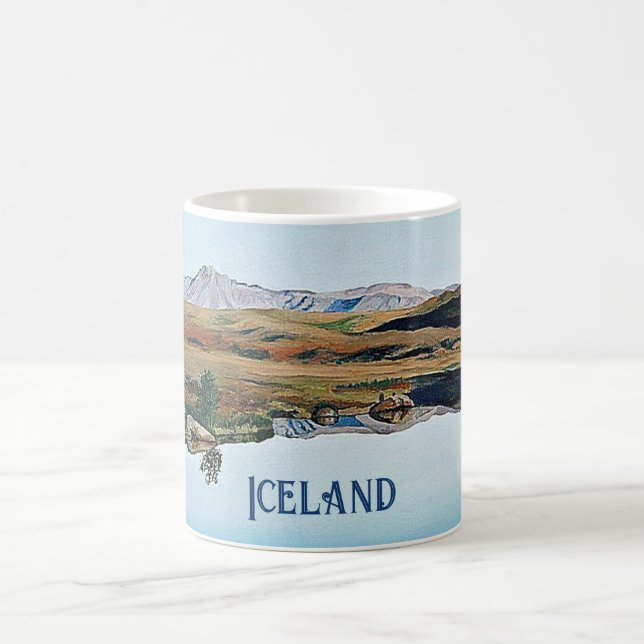 Paisagem islandesa com caneca de café de souvenir (Centro)
