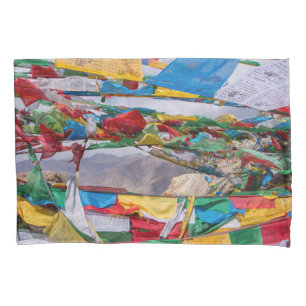 Paisagem tibetana com bandeiras de oração - Hima
